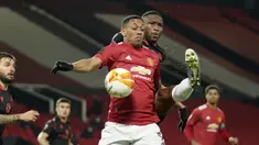 Striker Manchester United, Anthony Martial (depan) berebut bola dengan bek Real Sociedad, Modibo Sagnan dalam laga leg kedua babak 32 Besar Liga Europa 2020/21 di Old Trafford Stadium, Kamis (25/2/2021). Manchester United bermain imbang 0-0 dengan Real Sociedad. (AP/Dave Thompson)