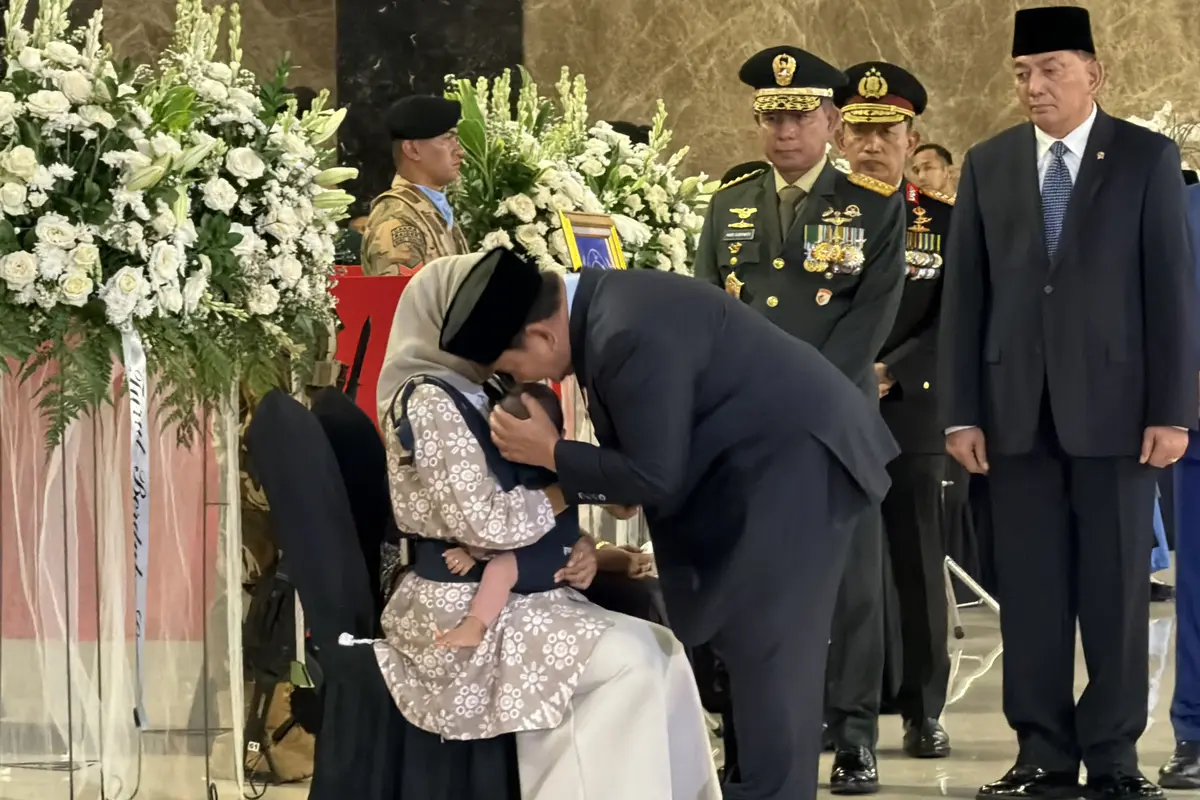 Prabowo Cium Kepala Anak Prajurit TNI