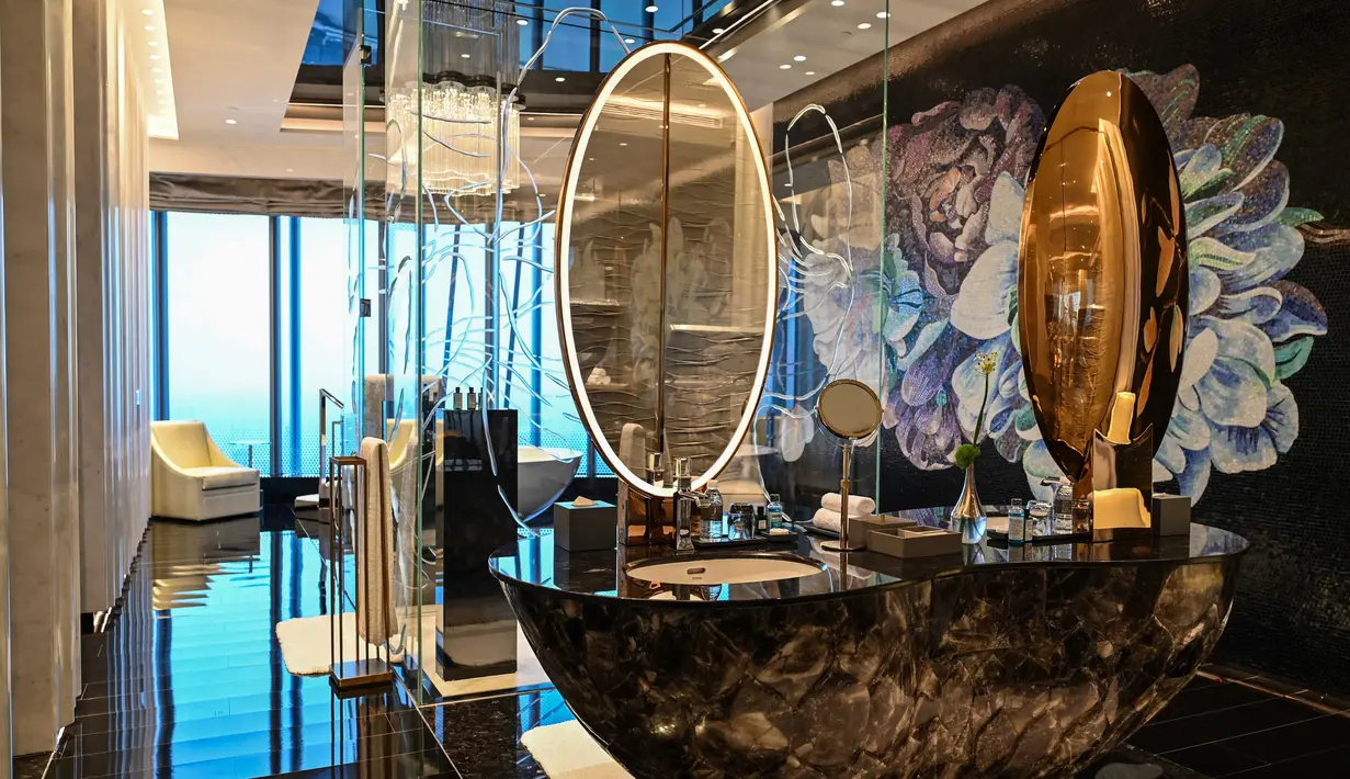 Pemandangan kamar mandi di kamar suite Hotel J, hotel mewah tertinggi di dunia, di Menara Shanghai, Shanghai pada 23 Juni 2021. Pelanggan dapat menikmati salah satu dari tujuh restoran hotel, bar, spa, kolam renang di lantai 84, dan semua fasilitas hotel kelas atas lainnya. (Hector RETAMAL / AFP)
