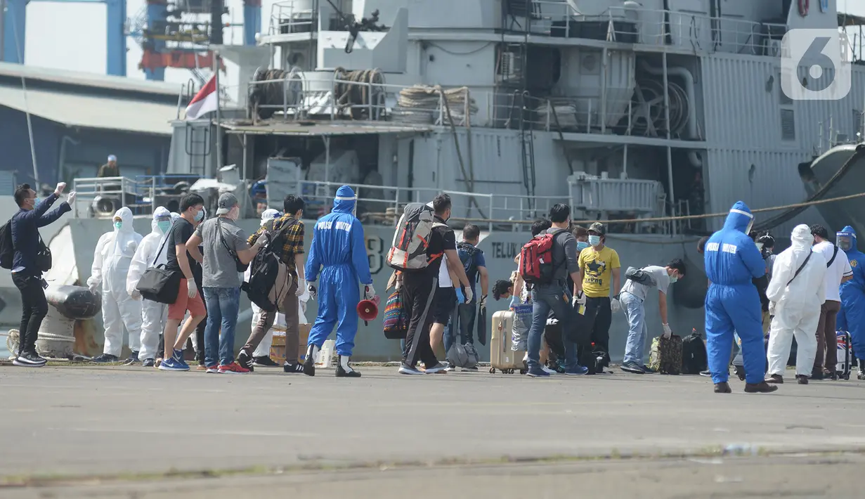 Pekerja migran Indonesia yang didominasi warga negara asing tiba di Dermaga JICT Pelabuhan Tanjung Priok, Jakarta,  dengan menggunakan kapal MV Costa Mediterania pada Selasa (6/10/2020). Dari total 99 orang yang tiba, 82 di antaranya adalah WNA dari delapan negara. (merdeka.com/Imam Buhori)