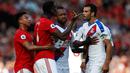 Pemain Manchester United (MU) Paul Pogba (kedua dari kiri) berdebat dengan pemain Crystal Palace Luka Milivojevic (kanan) selama pertandingan Liga Inggris di Old Trafford, Manchester, Inggris, Sabtu (24/8/2019). MU kalah dari Crystal Palace dengan skor 1-2. (AP Photo/Alastair Grant)