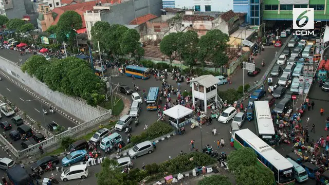 Pembangunan di berbagai jalur protokol dan arteri di Jakarta menyebabkan banyaknya penyempitan jalan sehingga menimbulkan kemacetan.