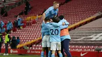 Para pemain Manchester City merayakan gol yang dicetak Raheem Sterling di Anfield. Manchester City menang telak 4-1 atas Liverpool dalam laga pekan ke-23 Premier League, Senin (8/2/2021) dini hari WIB. (JON SUPER / POOL / AFP)
