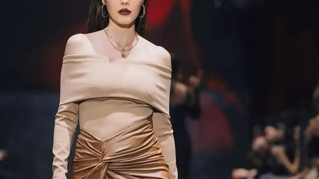 Pesona Memikat Cathy Sharon Berjalan di Catwalk, Tampil Bak Supermodel di Usia 42 Tahun