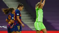 Tampak pemain Barcelona wanita tertunduk lesu saat dikalahkan Wolfsburg pada semifinal Liga Champions wanita.  (GABRIEL BOUYS / POOL / AFP)