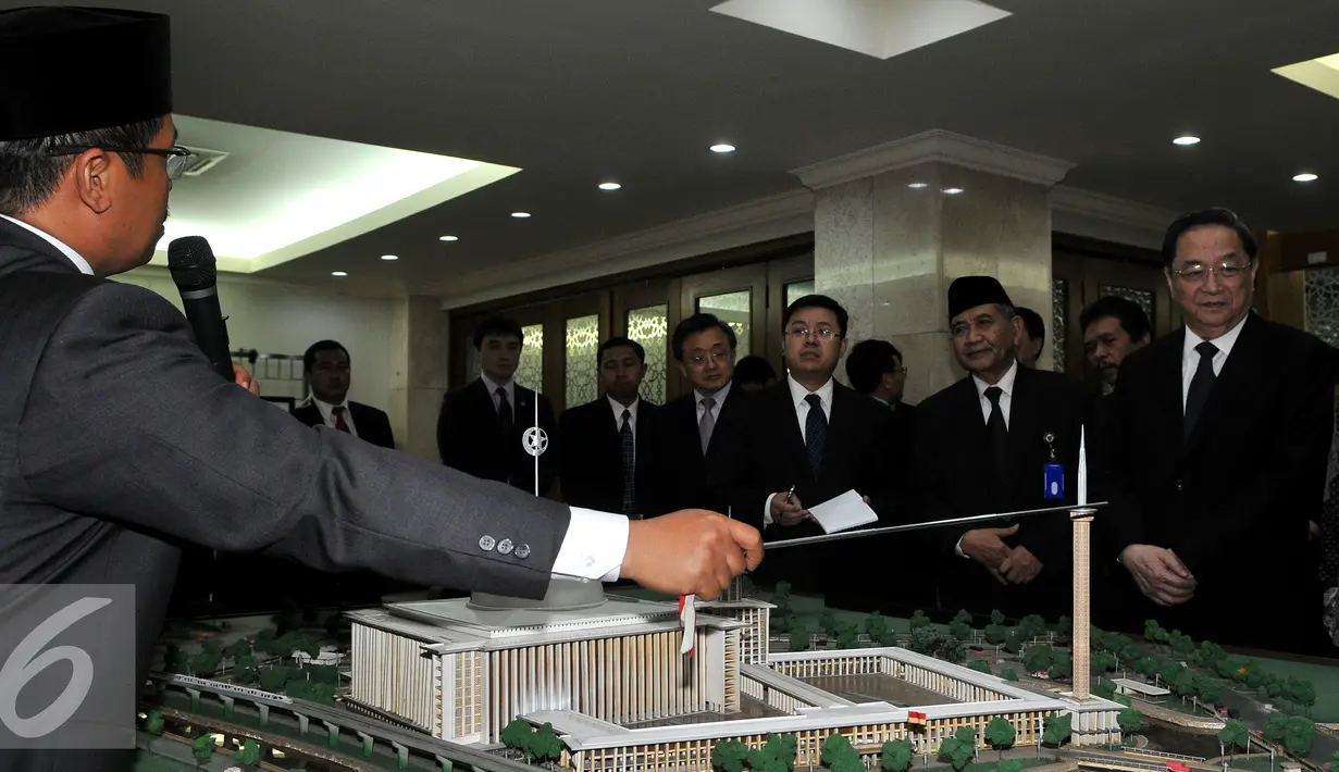 Yu Zengsheng Ketua Majelis Permusyawaratan atau Politik Tiongkok mendengarkan penjelasan yamg disampaikan oleh pengurus masjid  tentang sejarah berdirinya  masjid Istiqlal di Jakarta, Senin (27/7). (Liputan6.com/Herman Zakharia)