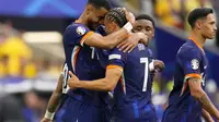 Cody Gakpo (kiri) melakukan selebrasi bersama rekan setimnya di Belanda, Xavi Simons, usai membobol gawang Rumania pada 16 besar Piala Eropa 2024, Selasa (2/7/2024).&nbsp;(AP Photo/Manu Fernandez)