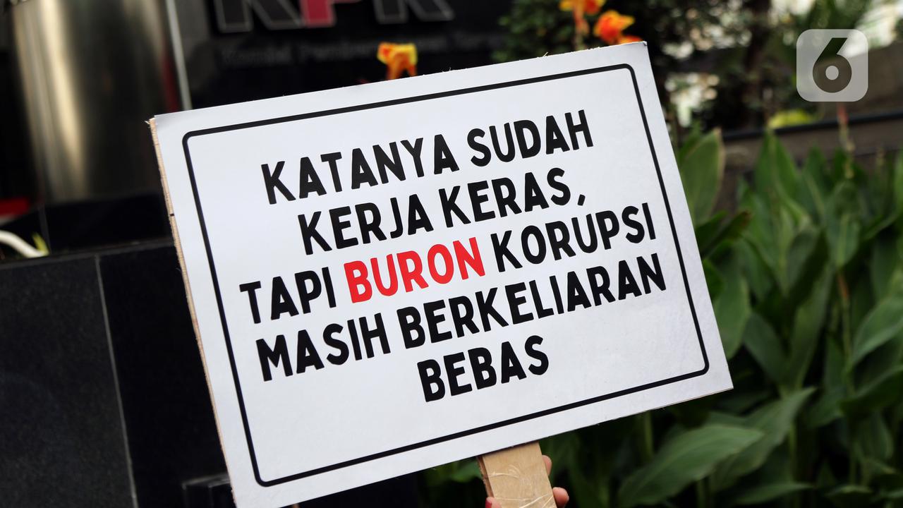 FOTO: Aksi 900 Hari Kaburnya Harun Masiku di Depan Gedung KPK