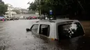 Sebuah mobil yang ditinggalkan di jalanan terendam banjir akibat hujan lebat mengguyur kota Mumbai, India, Selasa (29/8). Beberapa daerah di Mumbai telah terendam oleh banjir dan melumpuhkan beberapa fasilitas umum. (AP Photo/Rajanish Kakade)