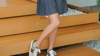 12 Gaya Sepatu Trendi untuk Dipadukan dengan Rok Mini, dari Sporty hingga Klasik