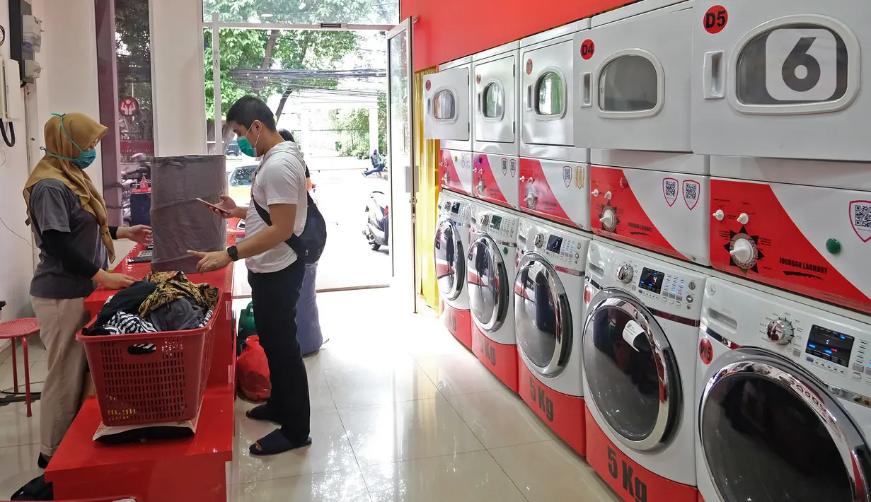 Aktivitas salah satu gerai jasa layanan laundry di kawasan Kemang, Jakarta, Rabu (25/11/2020). Sejak tiga bulan terakhir omset mereka kembali membaik dan mengalami peningkatan sebesar 20 hingga 30 persen. (Liputan6.com/Herman Zakharia)