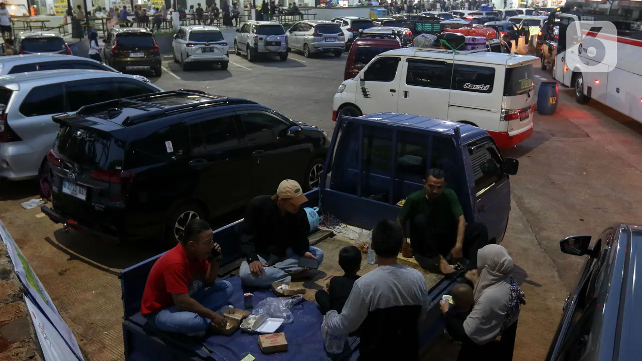 Pemudik Padati Rest Area KM 102 Cipali saat Waktu Berbuka Puasa Tiba