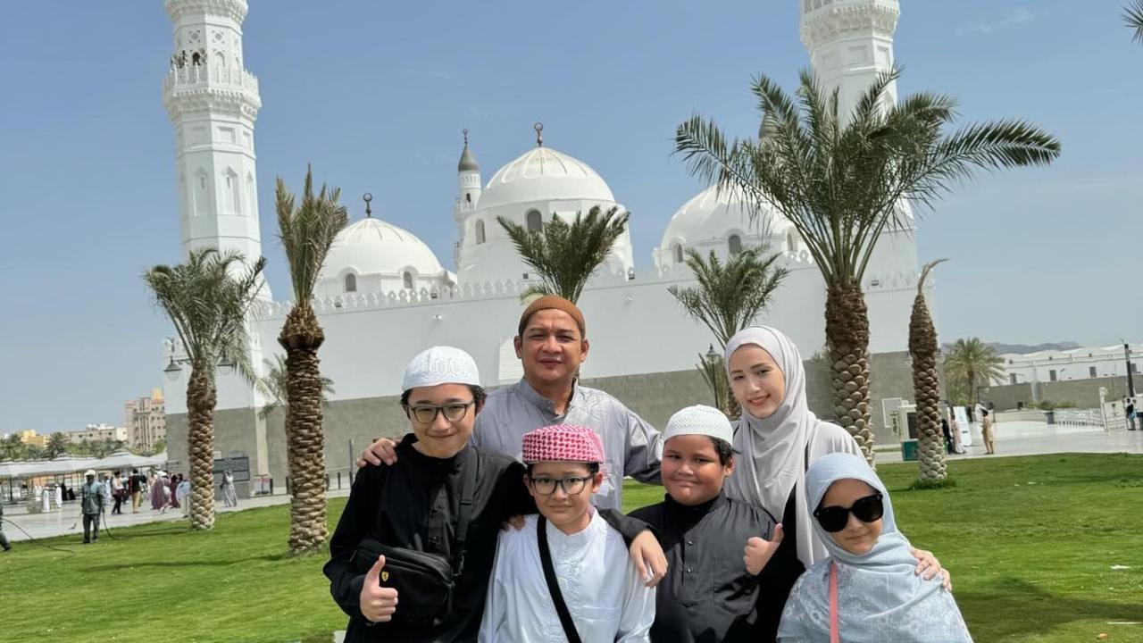 Potret Pasha Ungu dan Adelia saat Umrah Bersama Empat Anaknya di Tanah Suci