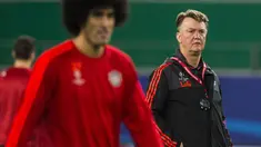 Pelatih Manchester United, Louis van Gaal (kanan) sedang mengawasi latihan anak asuhnya di Stadion Volkswagen Arena, Wolfsburg, Germany, Senin (7/12/2015).  (AFP Photo/John Macdougall)