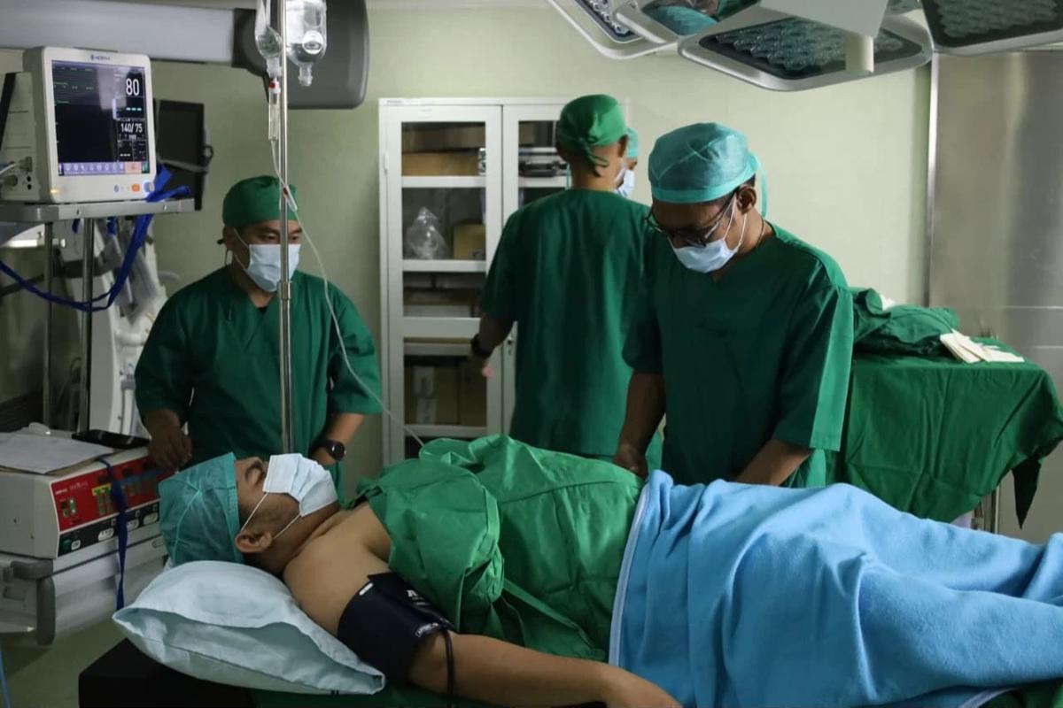 FOTO: KRI dr. Radjiman Wedyodiningrat Berikan Layanan Medis untuk Korban Bencana di Sibolga