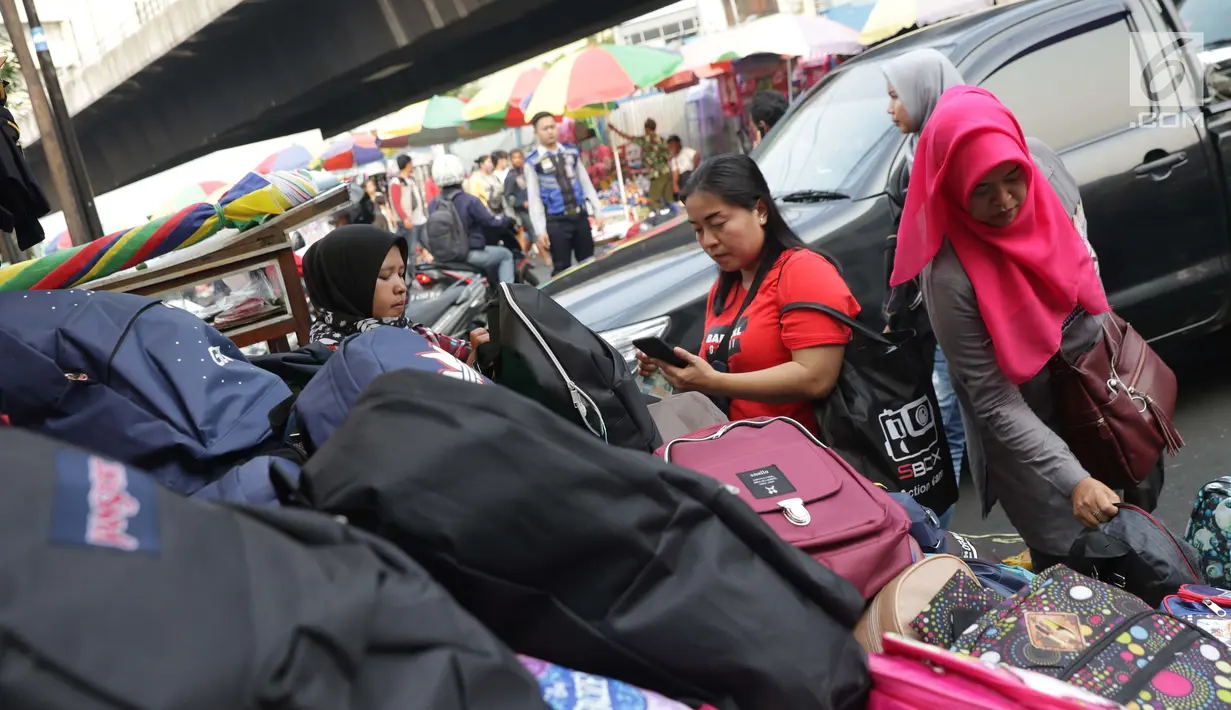 Warga memilih tas sekolah di Pasar Asemka, Jakarta, Selasa (7/9/2019). Banyaknya pilihan dan murahnya harga yang ditawarkan menjadikan Pasar Asemka sebagai lokasi favorit warga berbelanja keperluan sekolah . (Liputan6.com/Helmi Fithriansyah)