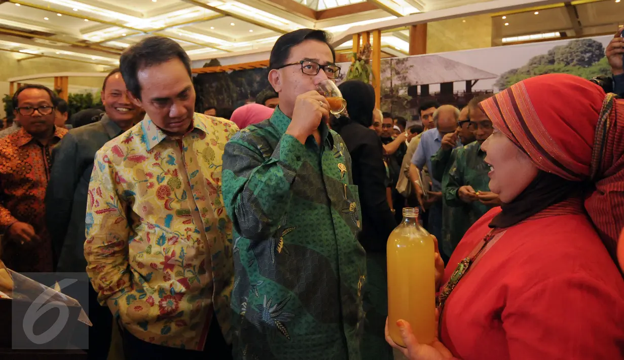 Menteri Agraria dan Tata Ruang Ferry Mursyidan Baldan (tengah) mencoba jamu saat meninjau stand Agrinex Expo 2016 di Jakarta Convention Centre, Jumat (1/4/2016). Agrinexpo 2016 berlangsung hingga Minggu (3/4). (Liputan6.com/Helmi Fithriansyah)