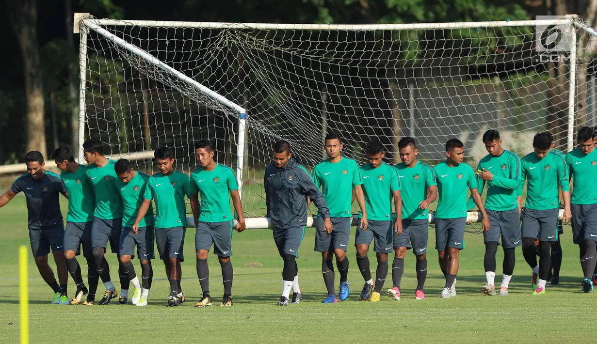 Pemain Timnas Indonesia U-22 mengangkat gawang jelang latihan di lapangan SPH Karawaci, Banten, Senin (7/8). 23 dari 25 pemain sudah bergabung dan latihan ini persiapan laga di SEA Games 2017 Kuala Lumpur. (Liputan6.com/Helmi Fithriansyah)