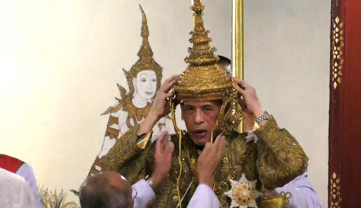 Maha Vajiralongkorn mengenakan mahkota ketika dinobatkan sebagai Raja Thailand dengan gelar Rama X dari Dinasti Chakri di Istana Negara, Bangkok, Sabtu (4/5/2019). Upacara penobatan ini akan berlangsung hingga Senin, 6 Mei 2019. (Photo by Thai TV Pool /Thai Tv Pool/AFP)