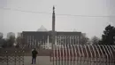 Pemandangan gedung balai kota setelah bentrokan di alun-alun yang diblokir pasukan dan polisi di Almaty, Kazakhstan (10/1/2022). Komite Keamanan Nasional, badan kontra intelijen dan anti-teror Kazakhstan, mengatakan situasi di negara telah "stabil dan terkendali." (Vladimir Tretyakov/NUR.KZ via AP)