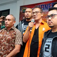 Menurut Wadir Narkoba Polda Metro Jaya AKBP Audie Latuheru di Mapolda Metro Jaya, Jumat (22/12/2017) dalam keterangan persnya, Tio telah ketergantungan narkoba sejak 10 tahun ini. (Deki Prayoga/Bintang.com)