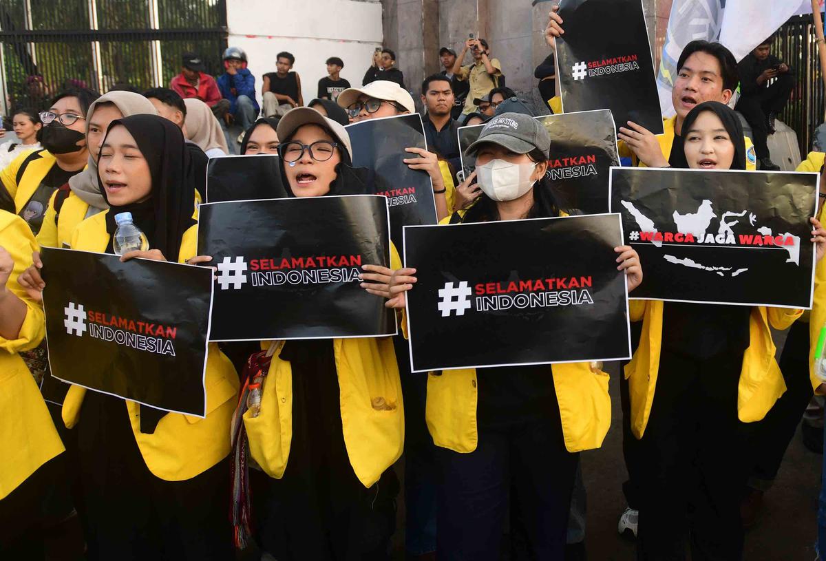 FOTO: Aksi BEM SI "Selamatkan Indonesia" di Gedung DPR