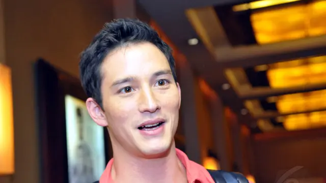 Demi Anak, Mike Lewis Main Film