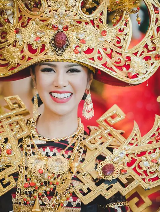 Berat busana khas Lampung yang dikenakan Ariska Putri Pertiwi kurang lebih 15 kilogram. Busana nasional yang dikenakan pada kontes Miss Grand International 2016 itu merupakan rancangan desainer Dynand Fariz. (facebook.com/MISSGRANDINTERNATIONAL)