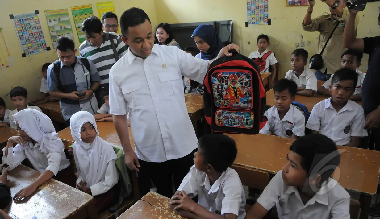 Mendikbud Anies Baswedan meninjau kelas di SDN 1 Pajagan, Lebak, Banten, Senin (16/3/2015). Anies Baswedan mengatakan sekolah di daerah wajib melaporkan kondisi infrastruktur serta akses menuju sekolah kepada Kemendikbud. (Liputan6.com/Herman Zakharia)