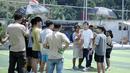 Sejumlah kru sedang melakukan briefing bersama mantan pelatih Timnas Indonesia, Shin Tae-yong saat melakukan syuting film Ghost Soccer: Bola Mati yang berlangsung di Cisalak, Subang, Jawa Barat pada Minggu (19/01/2025). (Bola.com/Rivo Falah Naufal)