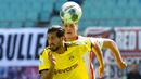 Pemain Borussia Dortmund, Emre Can, berebut bola dengan pemain RB Leipzig, Patrik Schick, pada laga  Bundesliga di Red Bull Arena Sabtu (20/6/2020). RB Leipzig takluk 0-2 dari Borussia Dortmund. (AP/Jens Meyer)