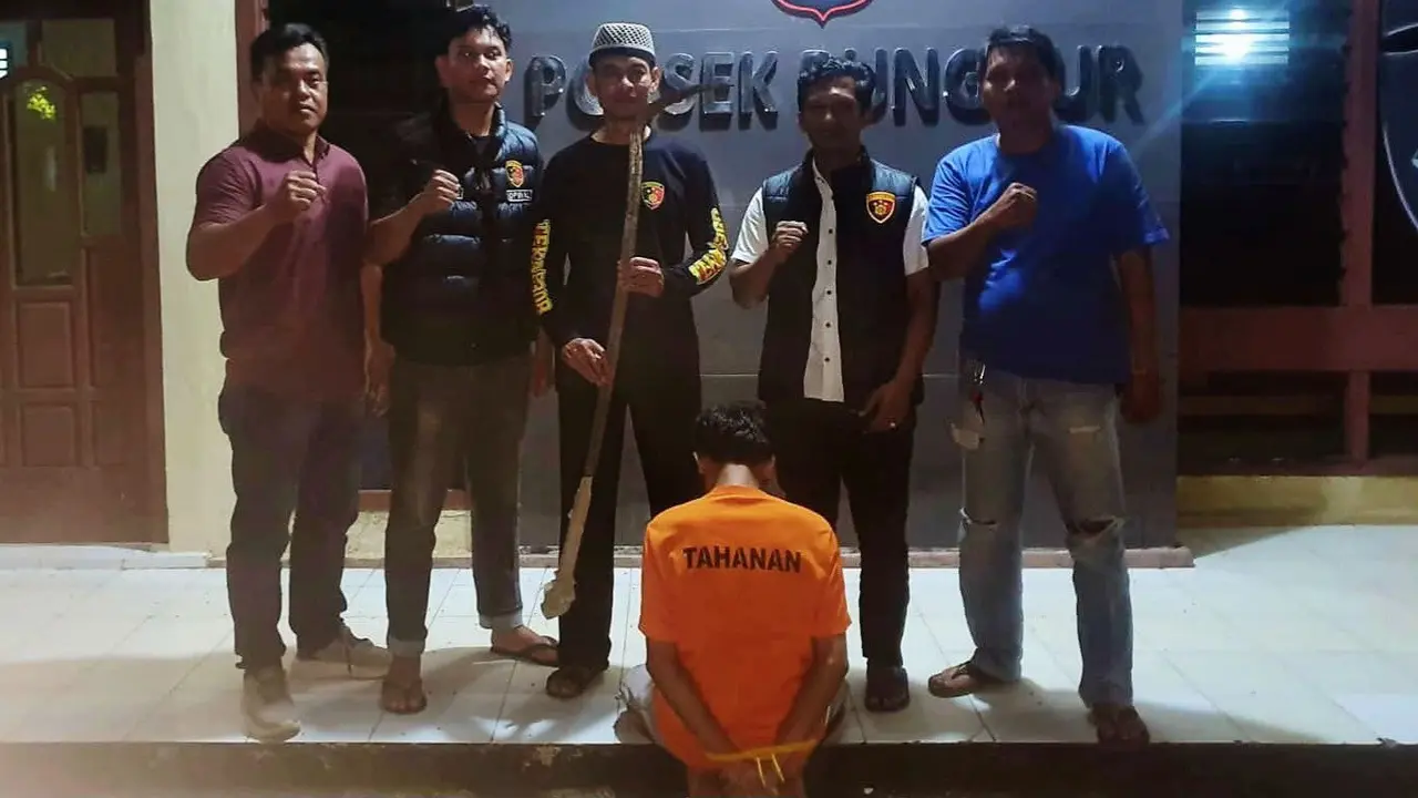 Polisi mengamankan tersangka dan barang bukti yang diduga digunakan untuk melukai korban di Lampung Tengah, Lampung (Istimewa)