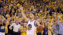 Pebasket Warriors, Stephen Curry #30 memperlambat permainan saat timnya melawan Portland Trail Blazers ipada game ke-5 semifinal NBA Playoffs wilayah barat di Oracle Arena, Oakland, California, (12/5/2016) WIB. (Ezra Shaw/Getty Images/AFP)