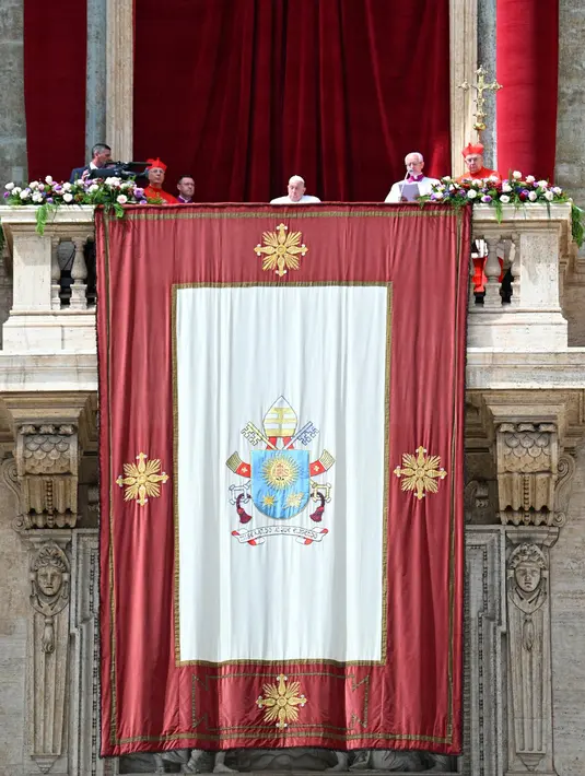 Paus Fransiskus terakhir kali tampil di hadapan publik pada 23 Maret 2025 lalu, ketika itu ia muncul di balkon lantai empat Rumah Sakit Gemelli, Roma, sebelum akhirnya diperbolehkan pulang. (Andreas SOLARO/AFP)