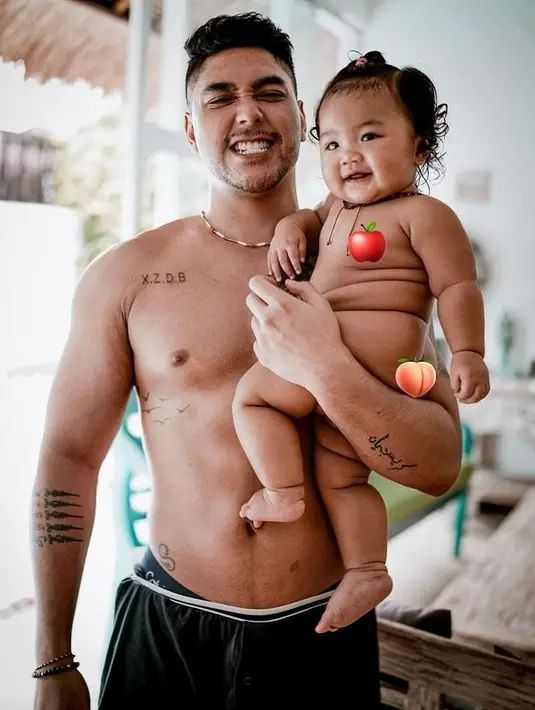 "Jujur gue lebih bucin ke anak gue daripada ke istri," kata Krisjiana saat ditemui di Plaza Senayan, Jakarta, Kamis (20/10/2023) seperti dilansir dari Kapanlagi. [Instagram/krisjianabah/xarenazenata]