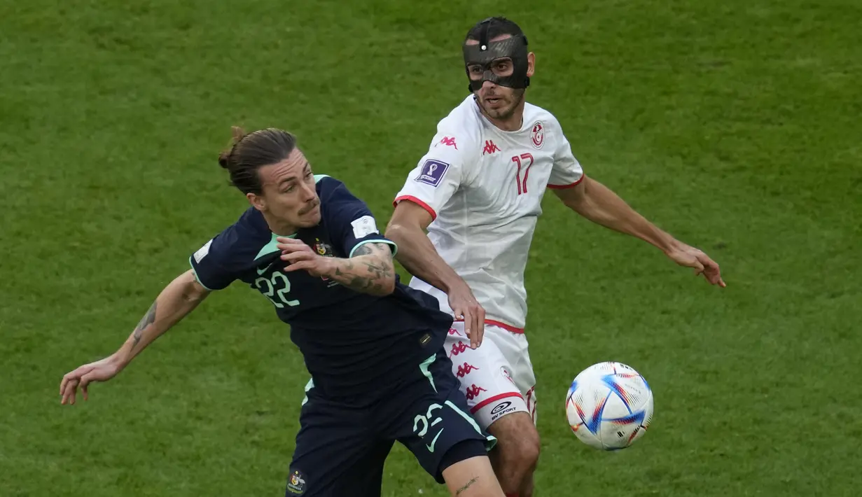 Cedera di bagian kepala yang didapat Ellyes Skhiri terjadi saat membela klubnya FC Koln menghadapi FSV Mainz di pekan ke-11 Bundesliga 2022/2023 (21/10/2022). Saat itu ia mengalami cedera usai tulang pipinya patah dalam laga tersebut. (AP/Natacha Pisarenko)