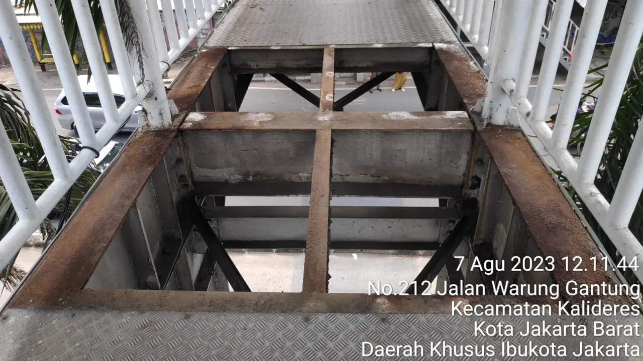 Sejumlah besi di Jembatan Penyeberangan Orang (JPO) Warung Gantung di Jalan Daan Mogot, Jakarta Barat kembali dicuri.