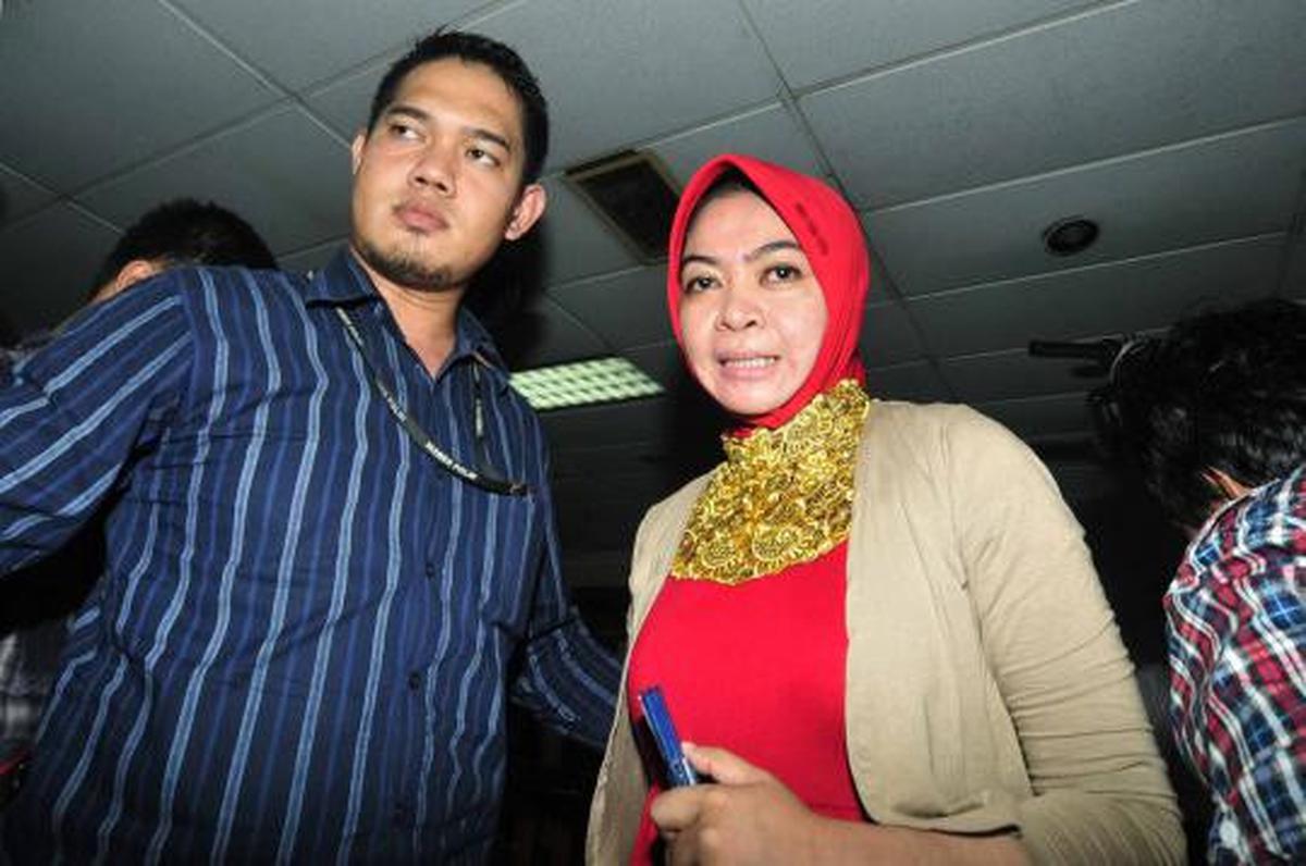 Senyum Wa Ode saat jalani sidang perdana