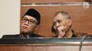 Ketua KPK Agus Rahardjo dan Mantan Wakil Ketua KPK M Jasin saat jumpa pers menyampaikan Penolakan pasal  Tindak Pidana Korupsi di gedung KPK, Jakarta, Selasa (5/6). (Liputan6.com/Herman Zakharia)