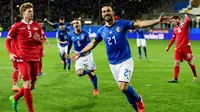 Striker Italia, Fabio Quagliarella, melakukan selebrasi usai membobol gawang Liechtenstein pada laga Kualifikasi Piala Eropa 2020 di Stadion Ennio-Tardini, Selasa (26/3). Italia menang 6-0 atas Liechtenstein. (AFP/Miguel Medina)