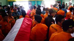 Anggota Basarnas menyiapkan upacara pemakaman korban jatuhnya helikopter milik Basarnas di Lanumad Ahmad Yani, Semarang (3/7). Delapan korban tersebut merupakan personel Basarnas yang terdiri dari pilot dan kru helikopter. (Liputan6.com/Gholib)