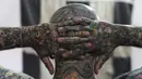 Matt Gone menunjukkan desain tato bagian belakang kepalanya di acara Guate Mayan Tattoo Convention di Kota Guatemala, Sabtu (19/7/14). (REUTERS/Jorge Dan Lopez)
