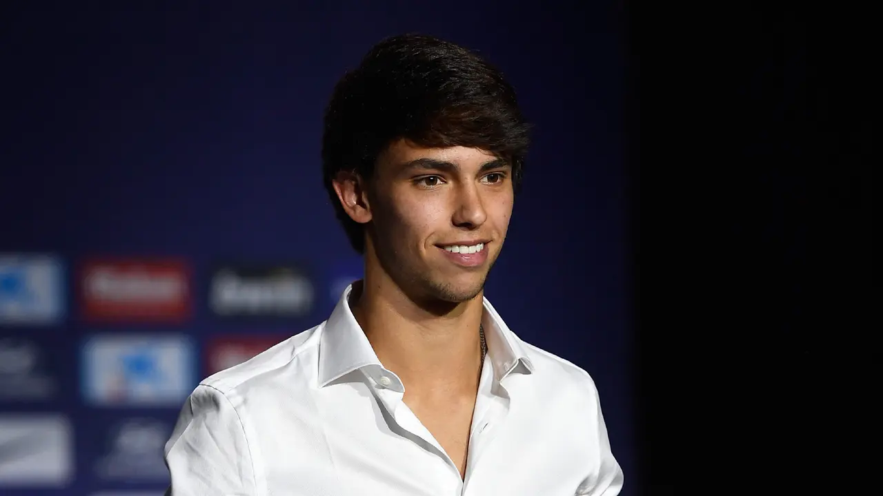 Senyum Joao Felix Saat Diperkenalkan Jadi Pemain Atletico Madrid