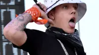 Topi bayi yang dikenakan Justin Bieber saat Festival Coachella, justru laku keras di dunia maya.