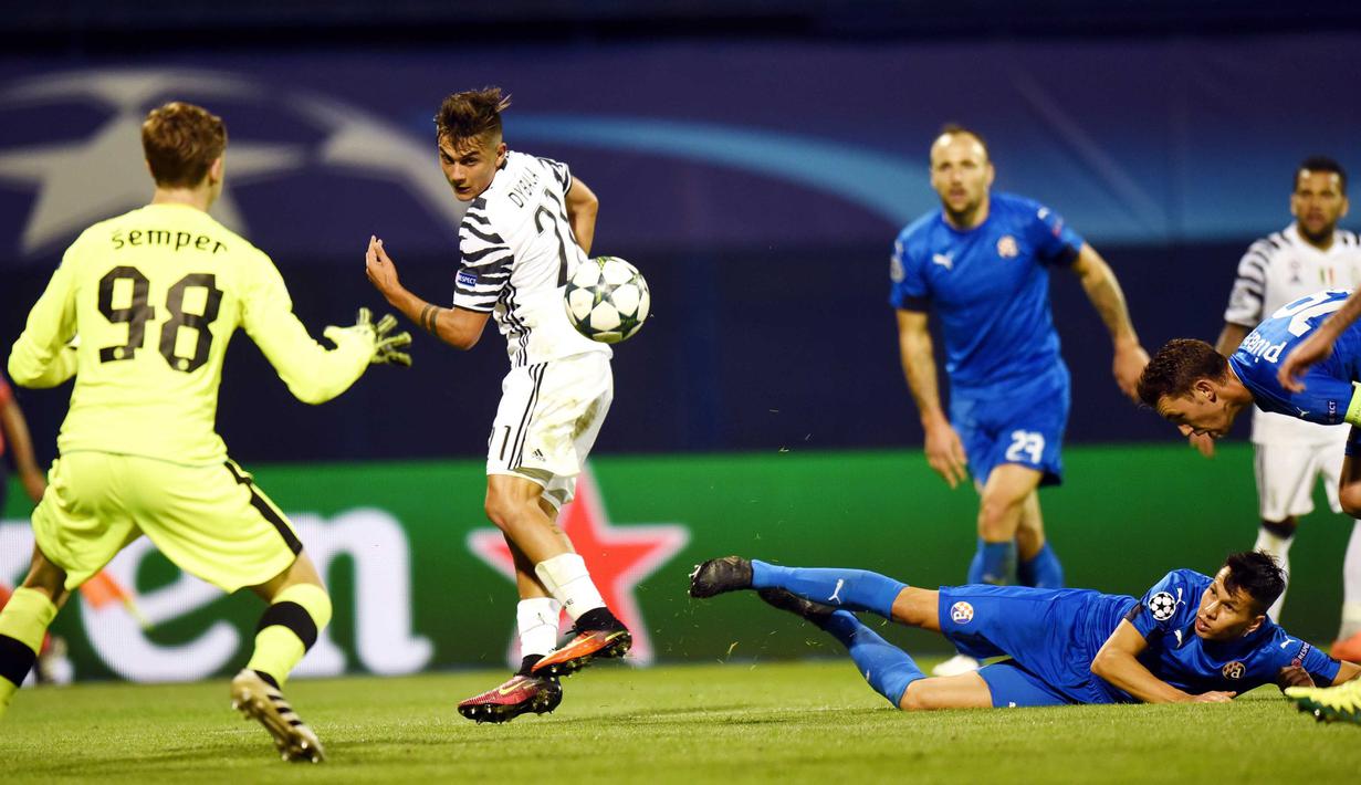 Pemain Juventus, Paulo Dybala (tengah) saat mencetak gol ke gawang Dinamo Zagreb pada grup H liga Champions di Maksimir Stadium, Zagreb, Rabu (28/9/2016) dini hari WIB. Juventus menang 4-0.  (AFP/STRINGER)