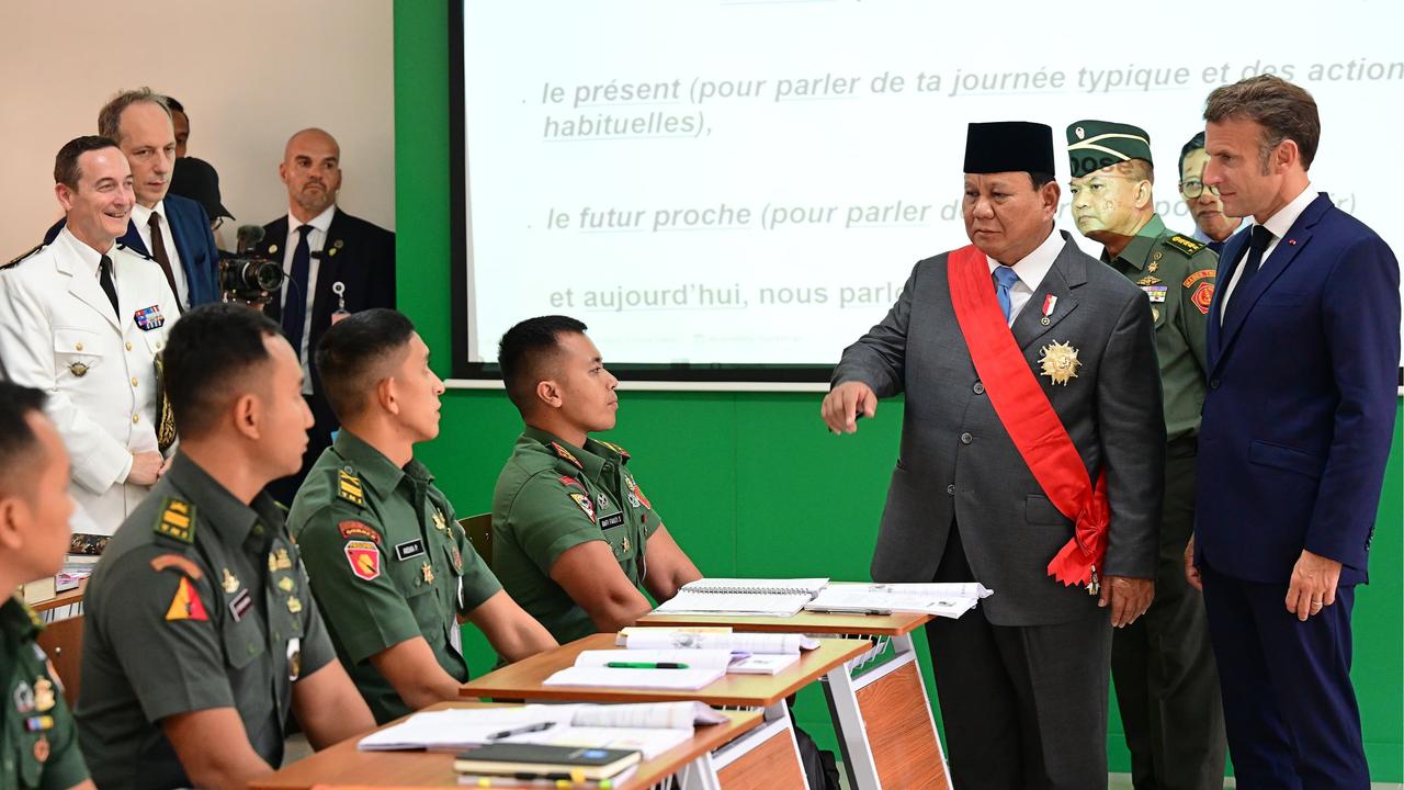 VIDEO: Terekam Tangan Prabowo Dorong Perwira TNI Jago Bahasa Prancis saat Bicara dengan Macron