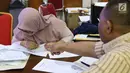 Petugas KPU mengecek berkas perbaikan daftar calon dan syarat calon anggota DPR yang diajukan perwakilan Parpol peserta Pemilu 2019 di Jakarta, Selasa (31/7). KPU membuka pengajuan perbaikan hingga pukul 23.59 WIB. (Liputan6.com/Helmi Fithriansyah)
