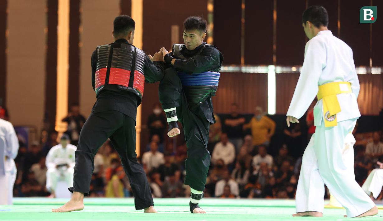 Juara Asian Games 2018 itu tampil dominan di partai final kelas F saat menghadapi pesilat Malaysia Mohd Shahrul Zeckry Sulaiman. (Bola.com/Abdul Aziz)