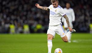 Gelandang Real Madrid, Toni Kroos menendang bola saat bertanding melawan Sevilla pada pertandingan lanjutan La Liga Spanyol di di stadion Bernabeu, Madrid, Spanyol, Senin (29/11/2021). Real Madrid menang tipis atas Sevilla 2-1. (AP Photo/Manu Fernandez)