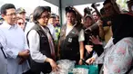 Menkeu Sri Mulyani berinteraksi dengan nasabah pembiayaan Ultra Mikro (UMi) Pusat Investasi Pemerintah Kementerian Keuangan di Belawan, Medan, Sumatera Utara, Selasa (16/1/). UMi memberi kredit sebesar Rp 1 juta-Rp 10 juta. (Liputan6.com/Reza Efendi)